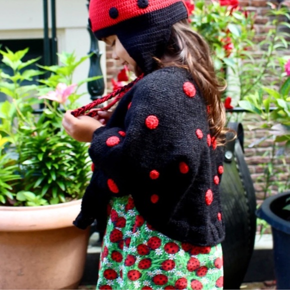 Black and Red Cape with Striking Design - Picture 4 of 7